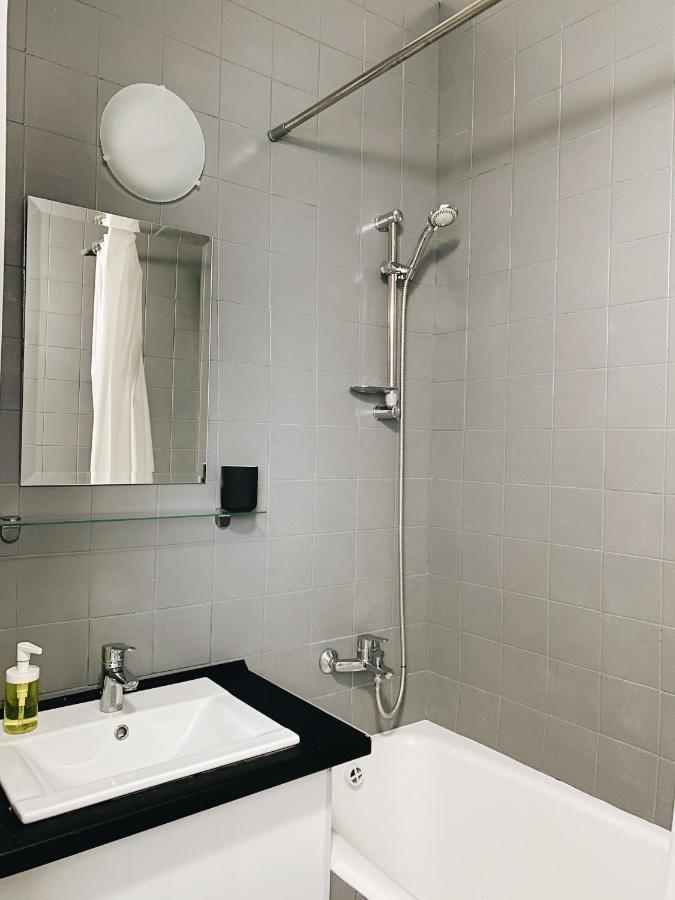 Entire 2-Bedroom Authentic Flat Киев Экстерьер фото